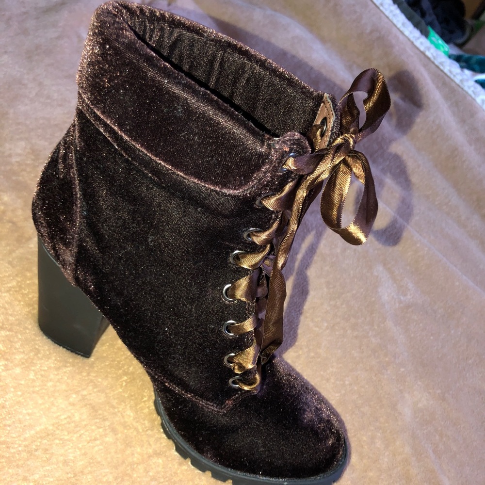 🖤velvet ribbon laced boots 🖤